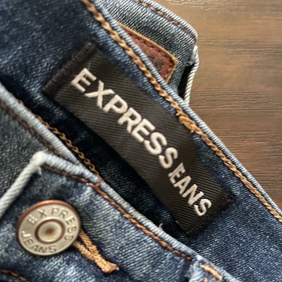 EXPRESS SUPER SKINNY JEANS 2R. Whisking. Little distress. Some stretch - Picture 6 of 11